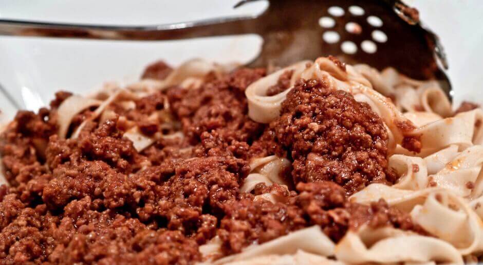 Une assiette de pâtes à la bolognaise.