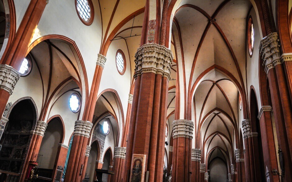 Vue de l'intérieur d'une église de Bologne.