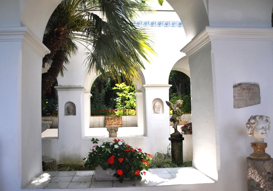 Vue de la cour intérieure d'un petit palais sur l'île de Capri.