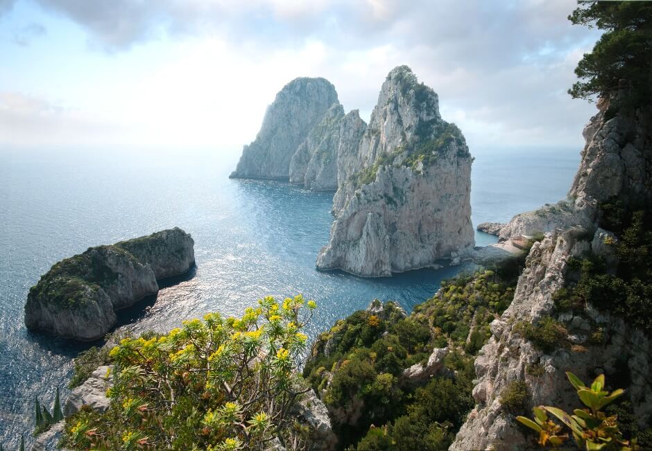 Vue des rochers de Faraglioni sur l'île de Capri en Italie.