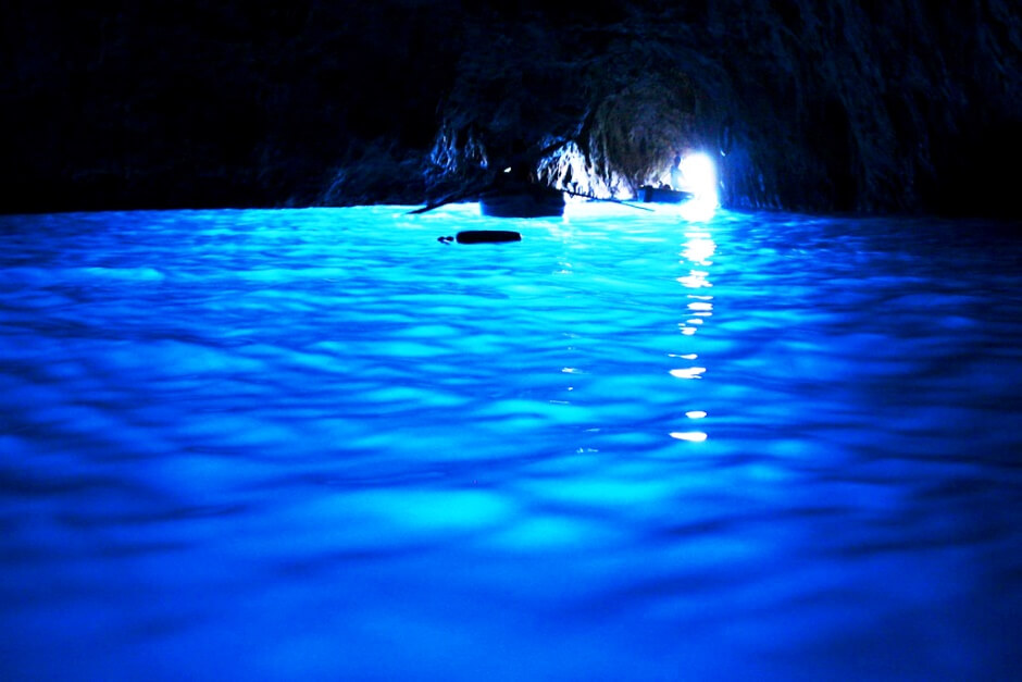 Vue de l'intérieur d'une grotte maritime sur l'île de Capri.