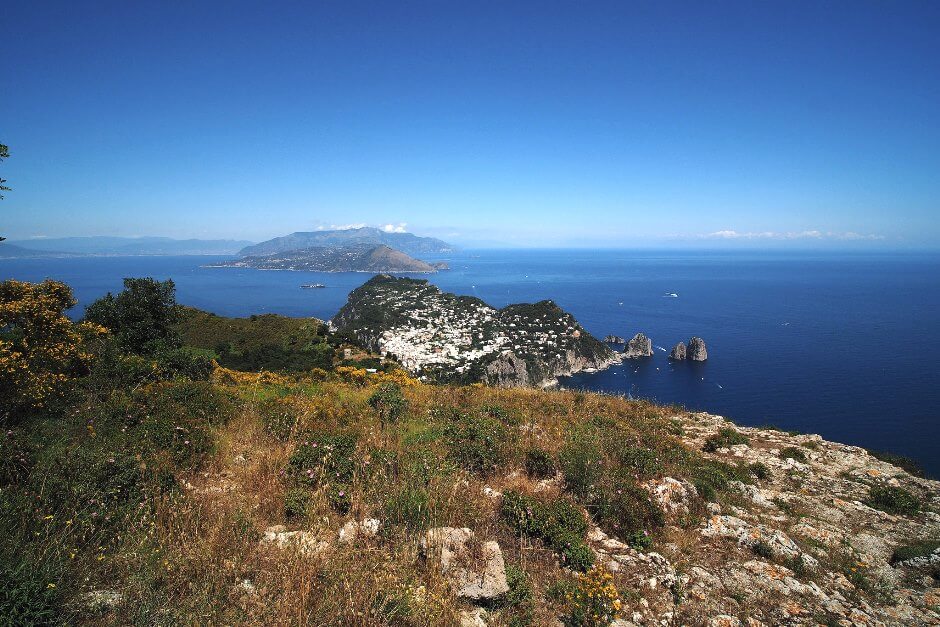 Vue panoramique sur le golfe de Naples depuis l'île de Capri.