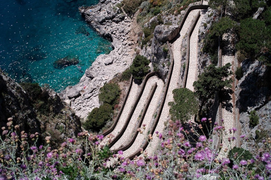 Vue plongeante sur les virages de la Via Krupp sur l'île de Capri.