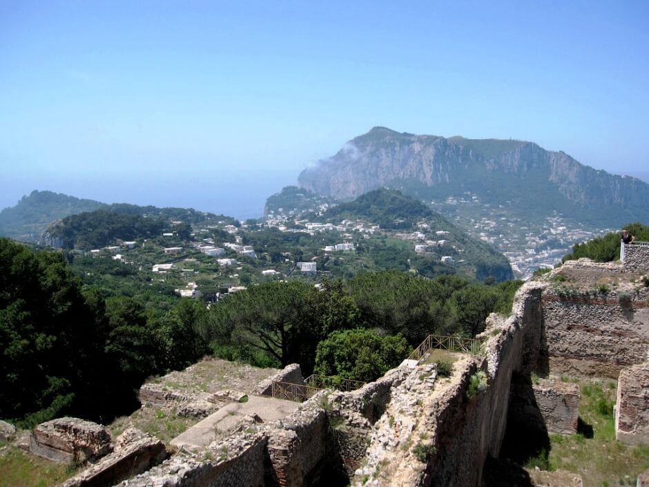 Vue des ruines romaines de la villa Jovis sur l'île de Capri.