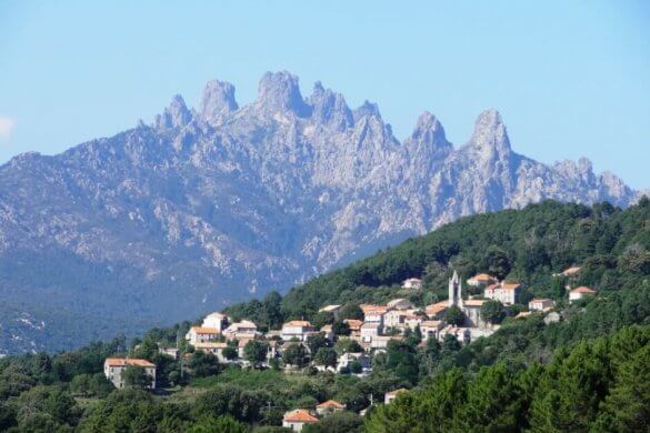 Vue des auguilles de Bavella en Corse, surplombant un village.