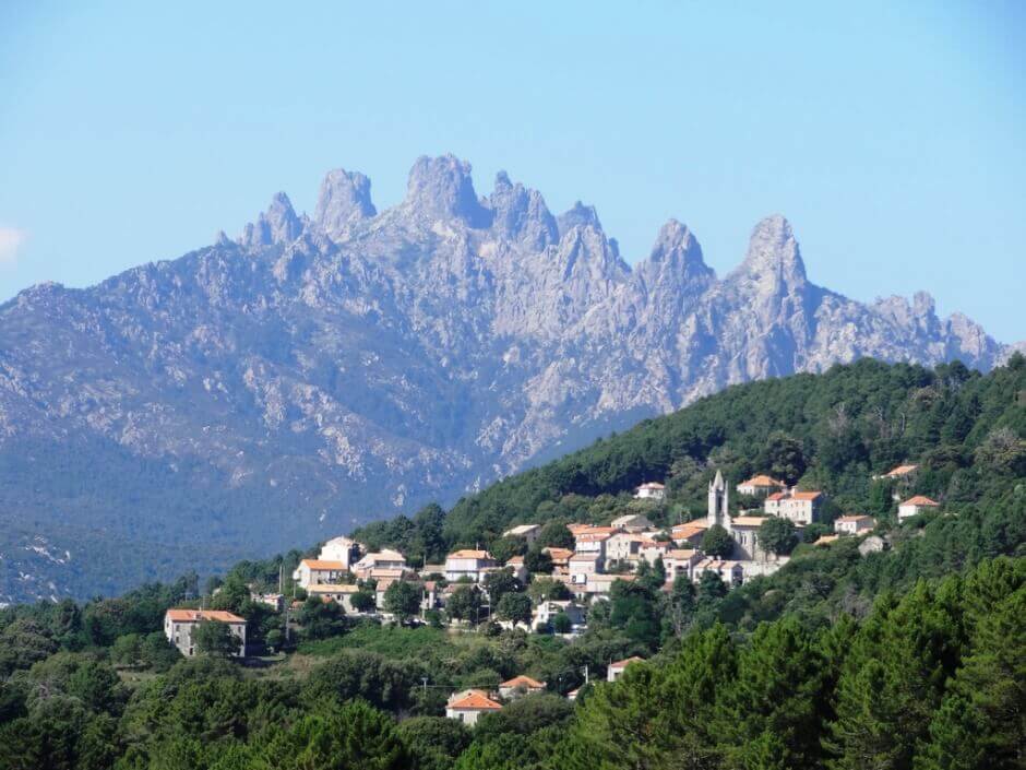 Vue des auguilles de Bavella en Corse, surplombant un village.