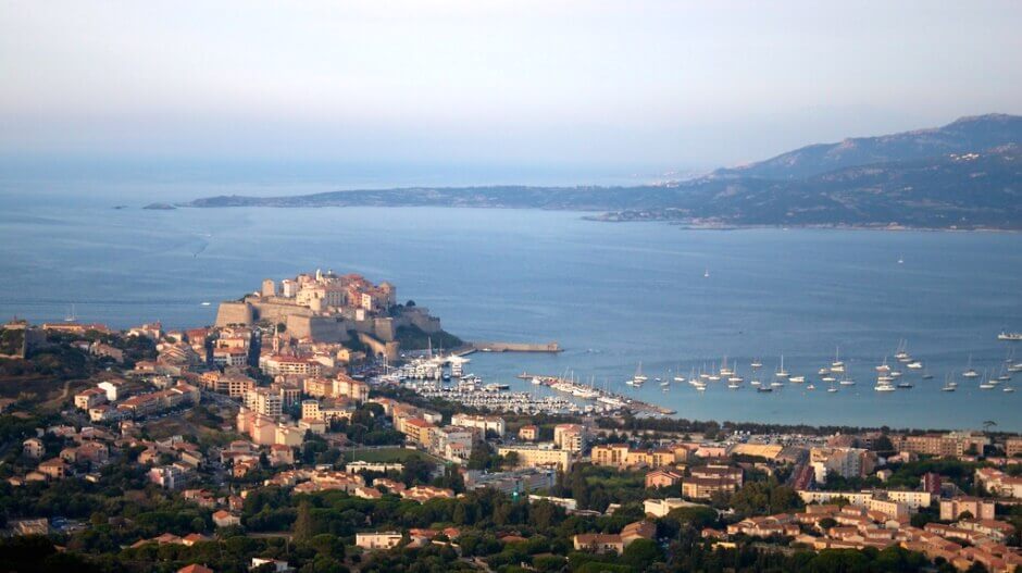 Vue aérienne de Calvi en Corse.