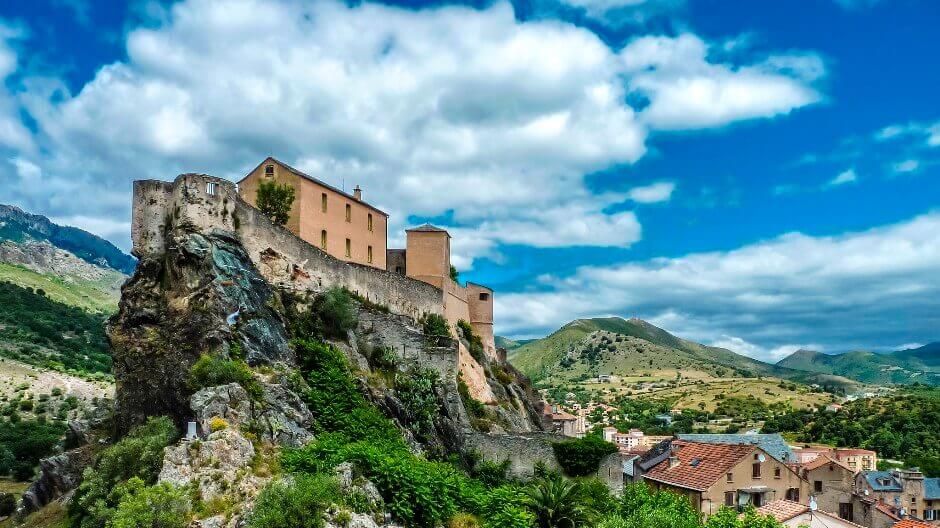 Vue de la citadelle de Corte en Corse.