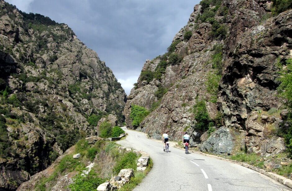 Vue d'une route étroite entre deux montagnes en Corse.