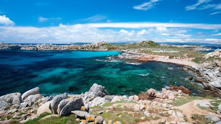 Vue d'une île sauvage baignant dans une mer turquoise en Corse.