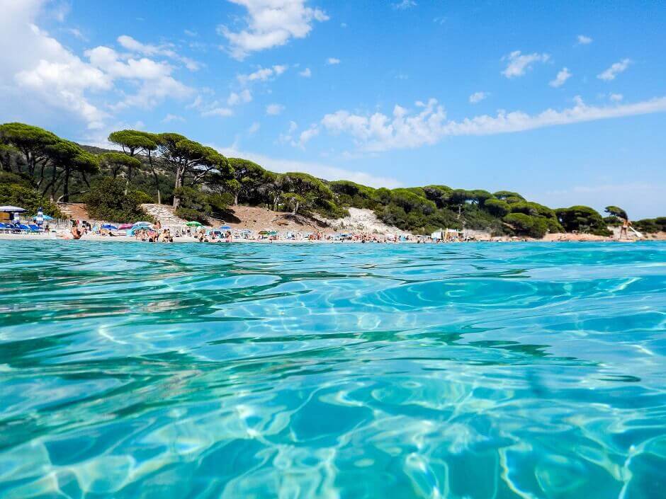 Vue de la plage de Palombaggia en Corse vue depuis la mer.