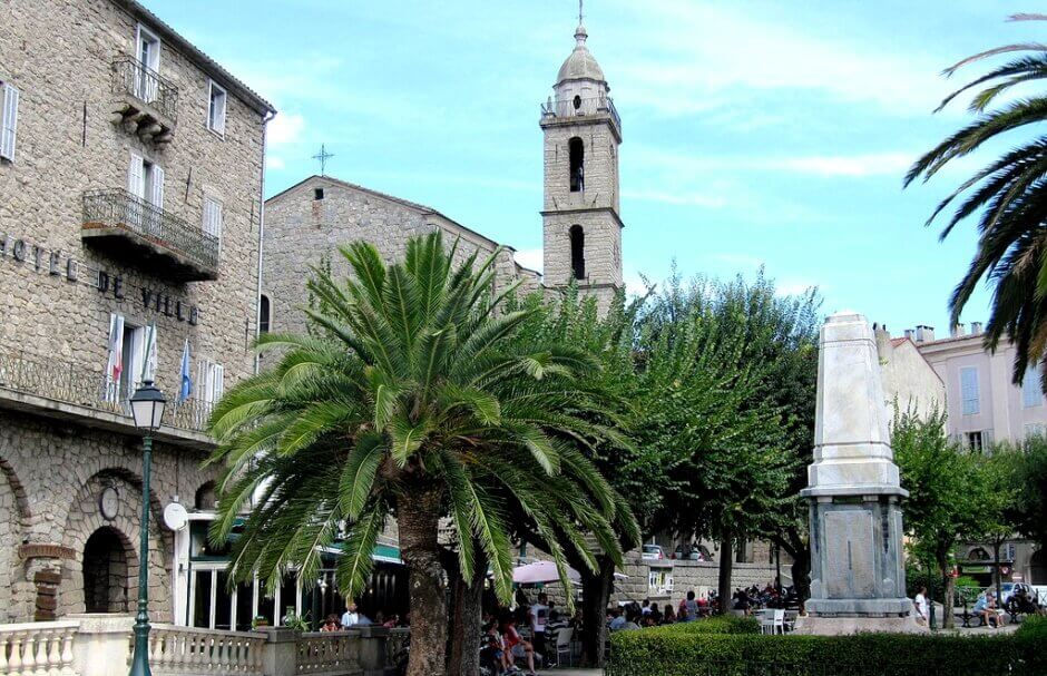 Vue de la place centrale de Sartène en Corse.