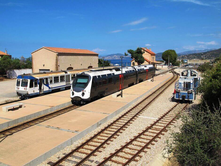 Vue de la gare de l'Île-Rousse en Corse.