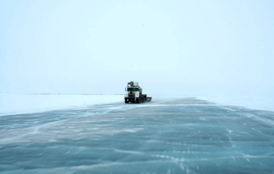 Vue d'un camion roulant sur la glace au Canada.