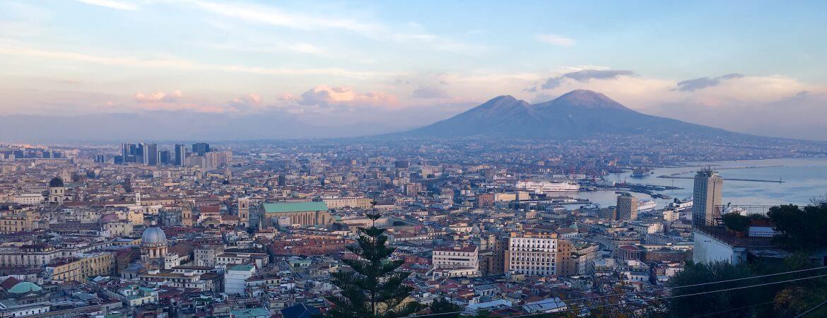 Panorama sur Naples et le Vésuve en Italie.