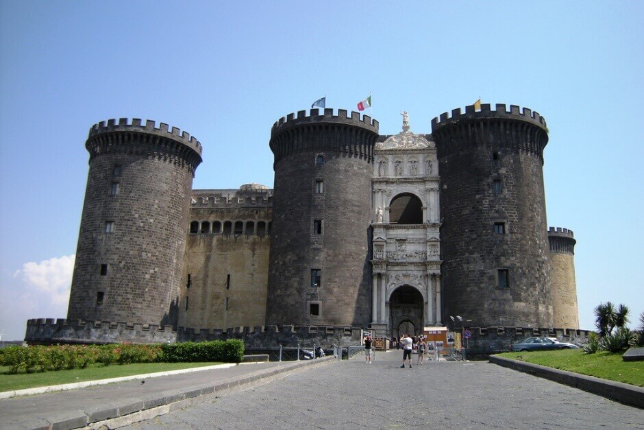 Vue du château de Castel Nuovo à Naples en Italie.