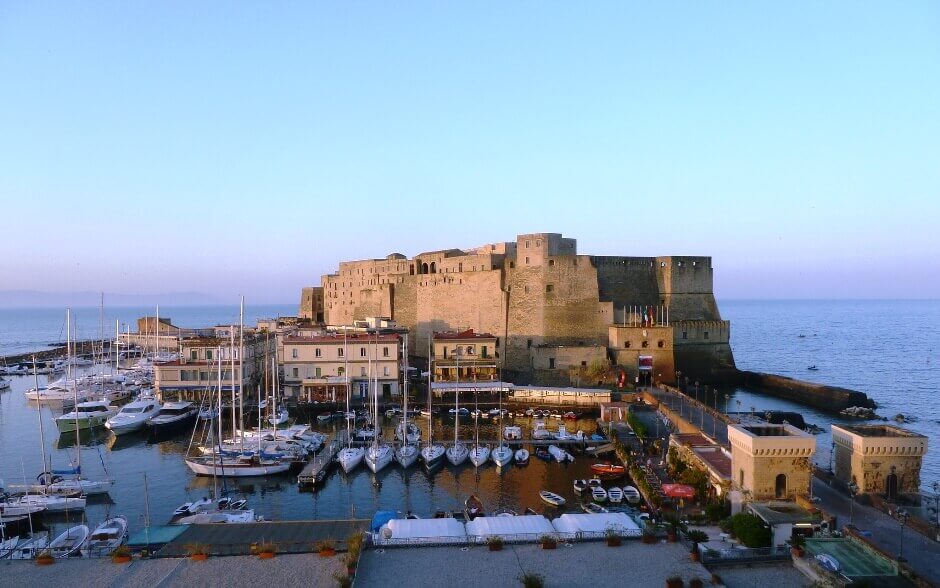 Vue du Castel dell'Ovo à Naples en Italie.