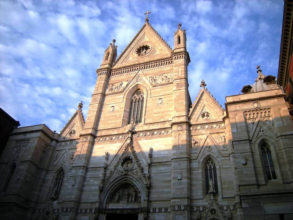 Vue de la cathédrale de Naples en Italie.