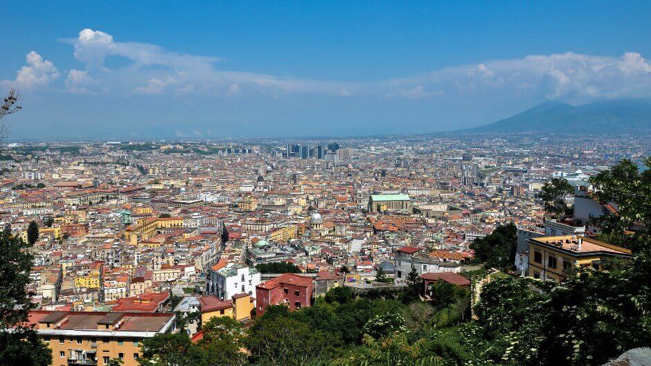 Panorama sur Naples et le Vésuve en Italie.