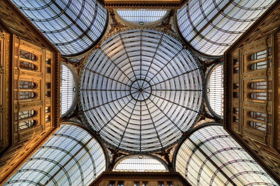 Vue de la galerie commerçante Umberto I à Naples en Italie.