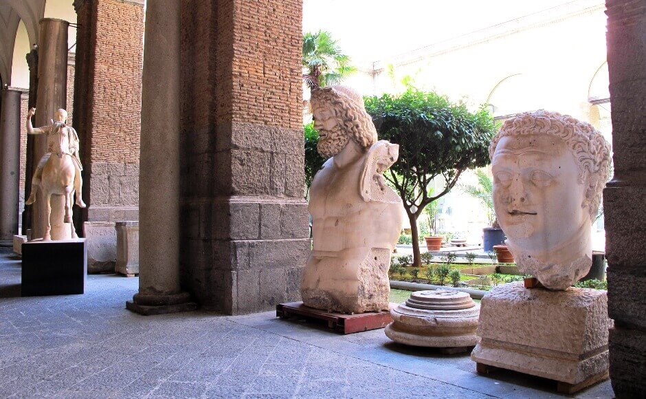 Vue de sculptures du musée archéologique de Naples en Italie.