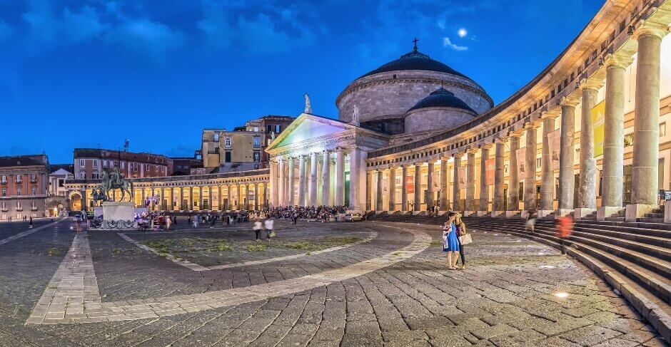 Vue de la piazza del plebiscito à Naples en Italie.