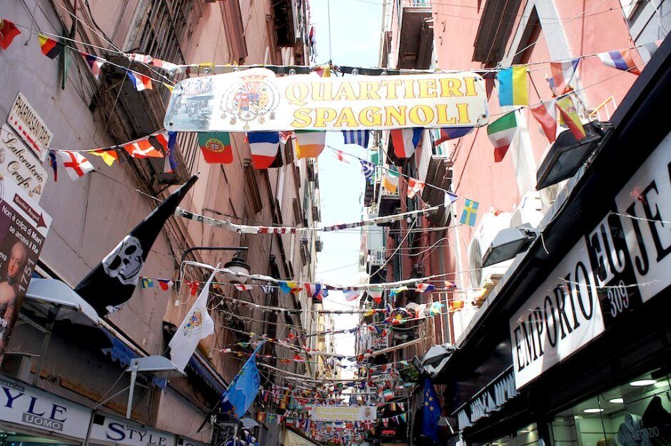 Vue d'une rue du Quartier espagnol à Naples en Italie.