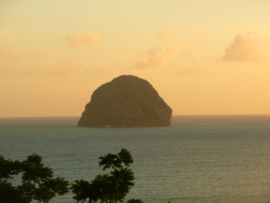 Vue du rocher du Diamant en Martinique au soleil couchant.