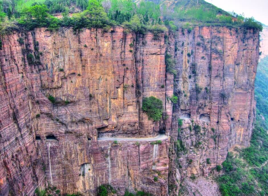 Vue d'une route taillée dans une falaise en Chine.