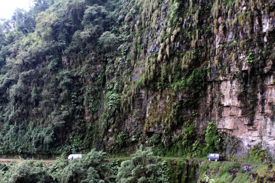 Vue d'une route dans la jungle en Bolivie.