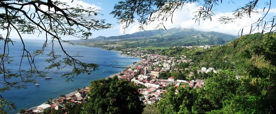 Vue sur la ville de Saint-Pierre en Martinique.