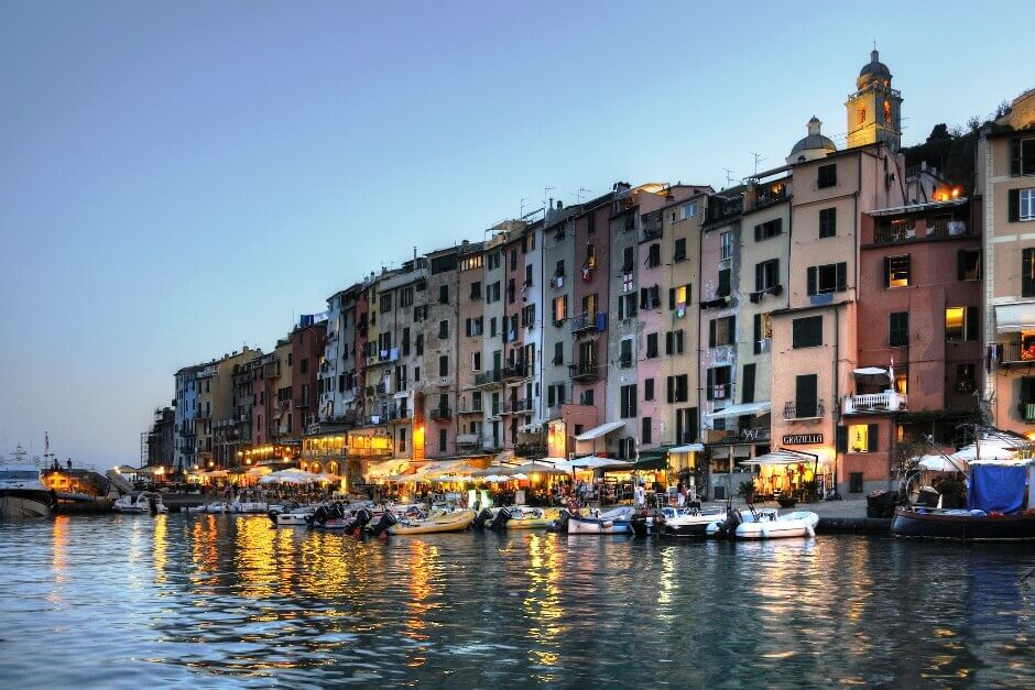 Vue d'un port de nuit en Italie.