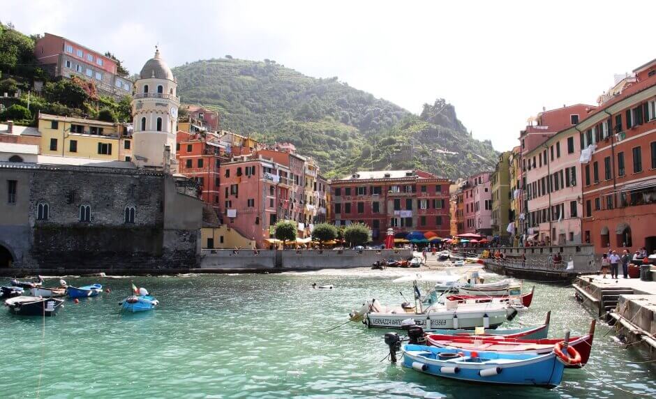 Vue d'un port avec des barques dans un village italien.