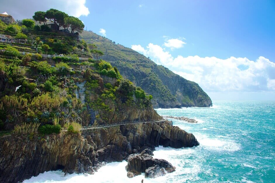 Vue d'un sentier à flanc de falaise en Italie.