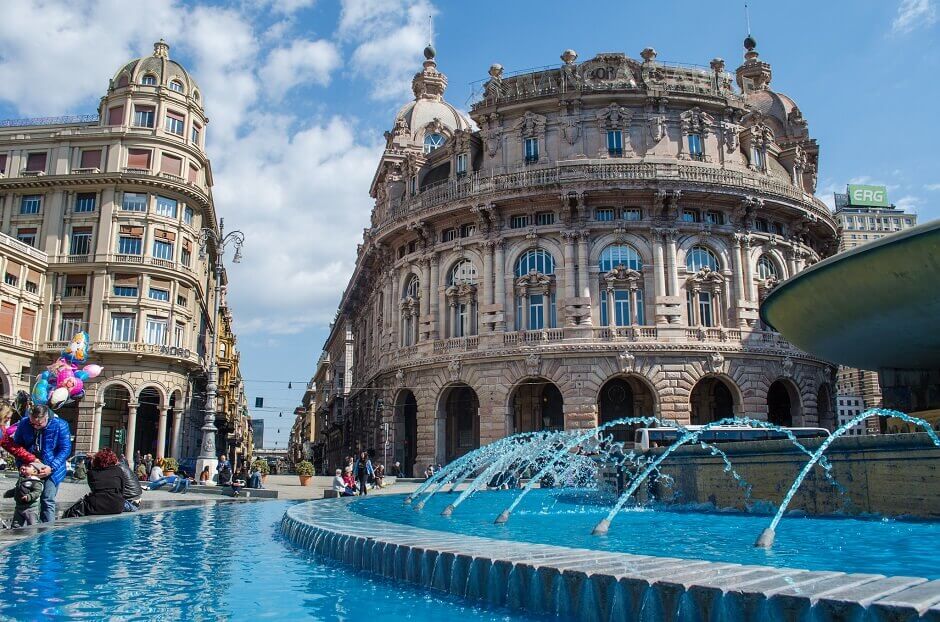 Vue d'une grande fontaine en plein cœur d'une ville italienne.