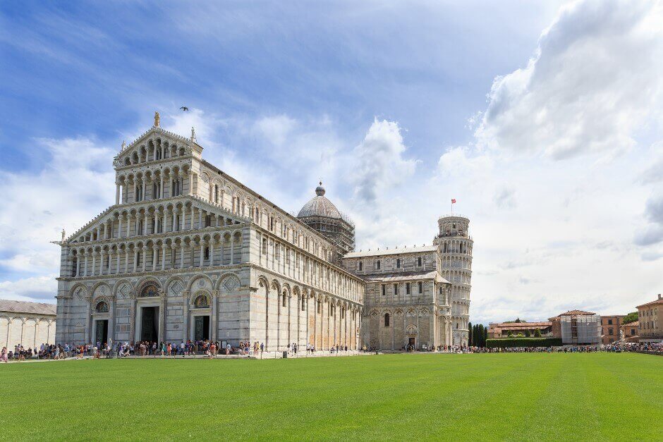 Vue de la cathédrale et de la tour penchée de Pise en Italie.