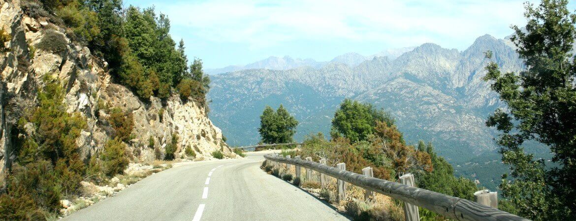 Une route en Corse.