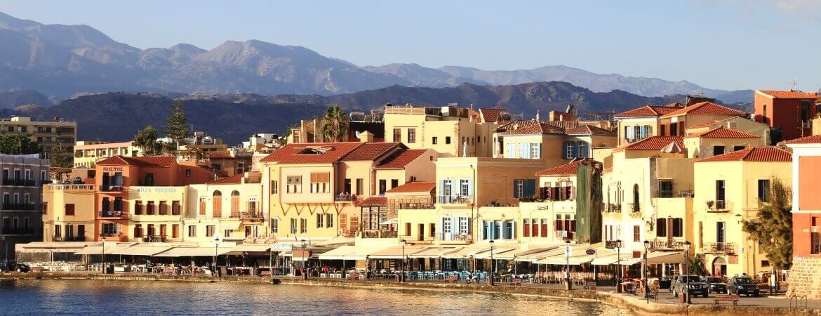 Vue d'un port en Crète.