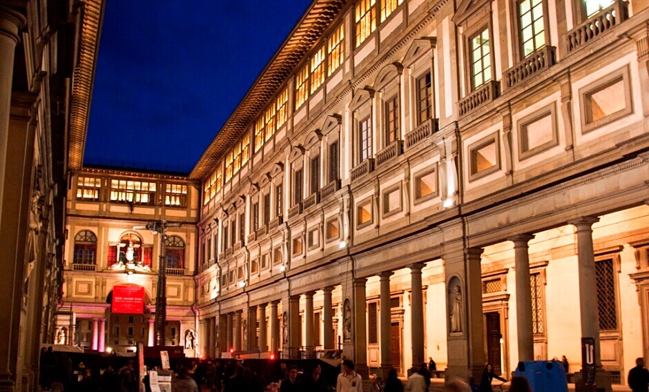 Vue nocturne de la Galerie des Offices à Florence.