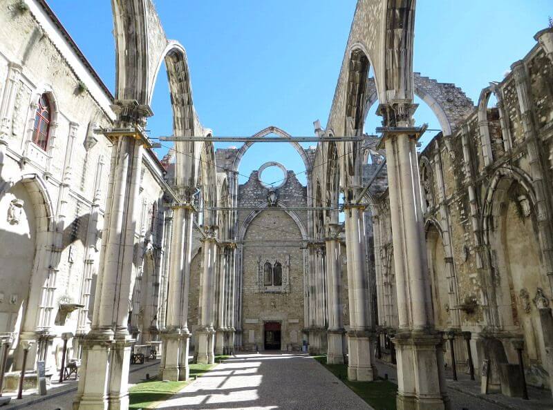 Église en ruines à Lisbonne.