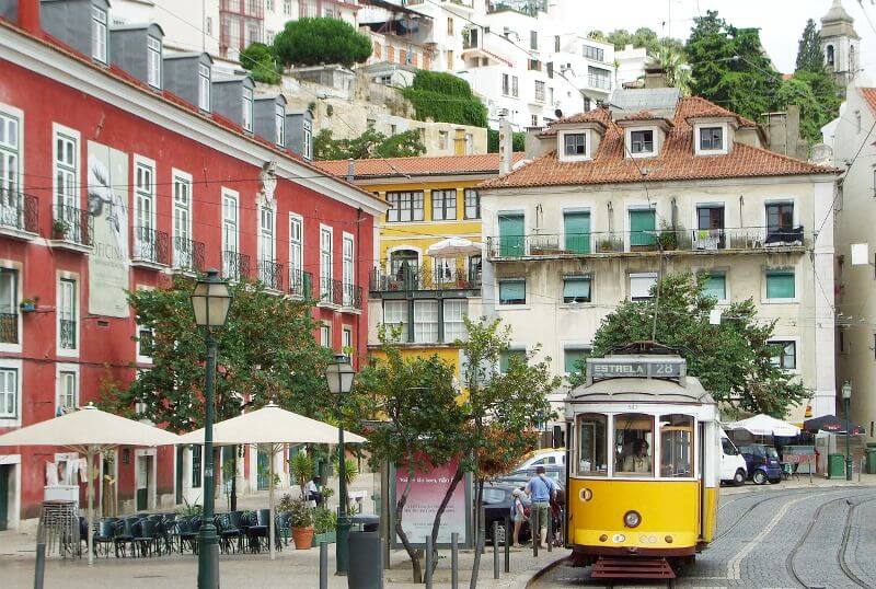 Tramway jaune à Lisbonne.