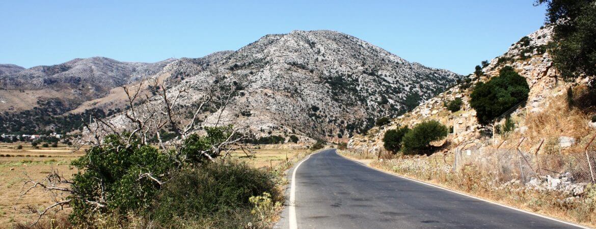 Vue d'une route sur l'île de Crète en Grèce.