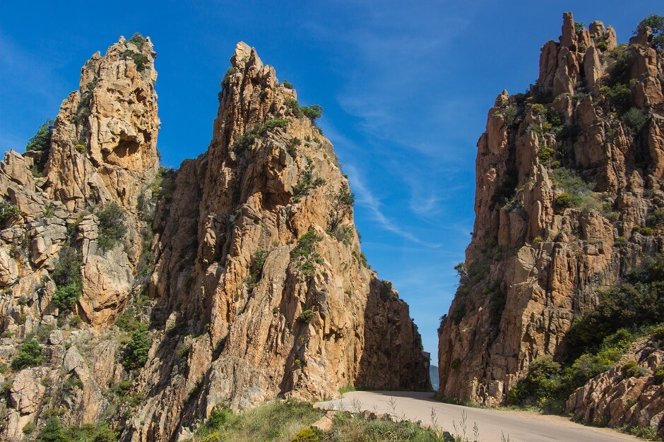 Vue d'une route entre deux rochers en Corse.