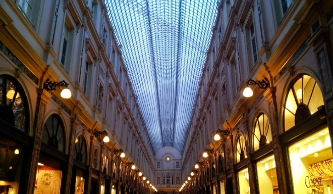 Vue des Galeries Saint-Hubert à Bruxelles.