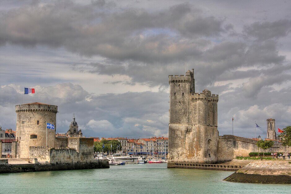 Vue des tours médiévales défendant le port de La Rochelle.