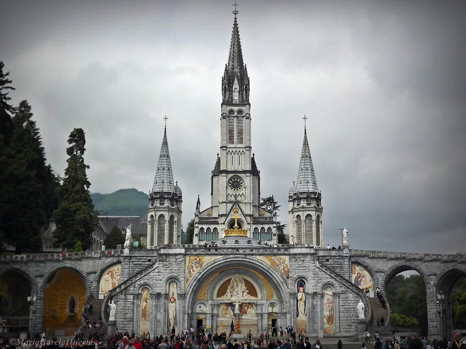 Vue de la façade de la basilique de Lourdes.