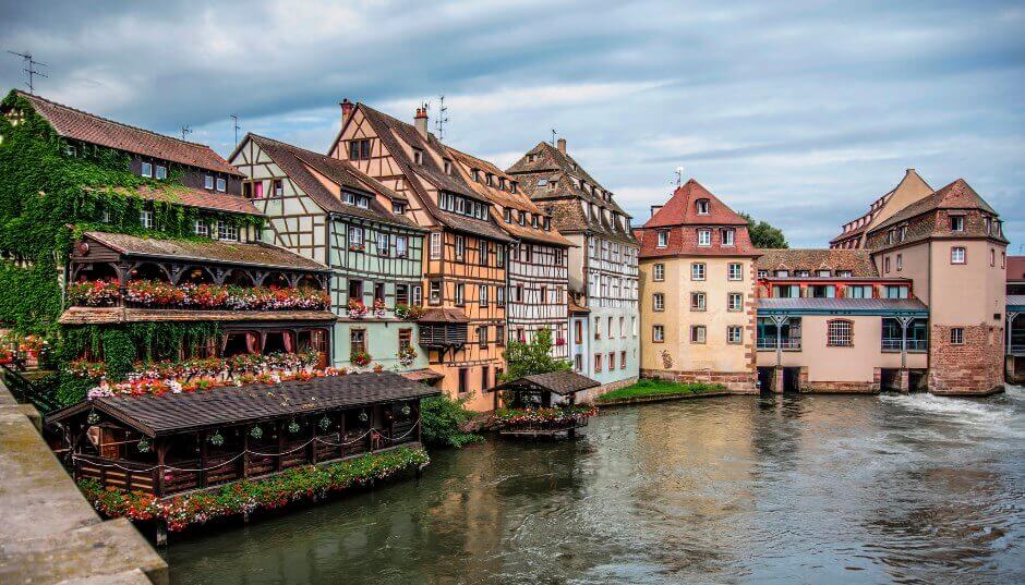 Vue de maisons à colombages au bord de l'eau à Strasbourg.