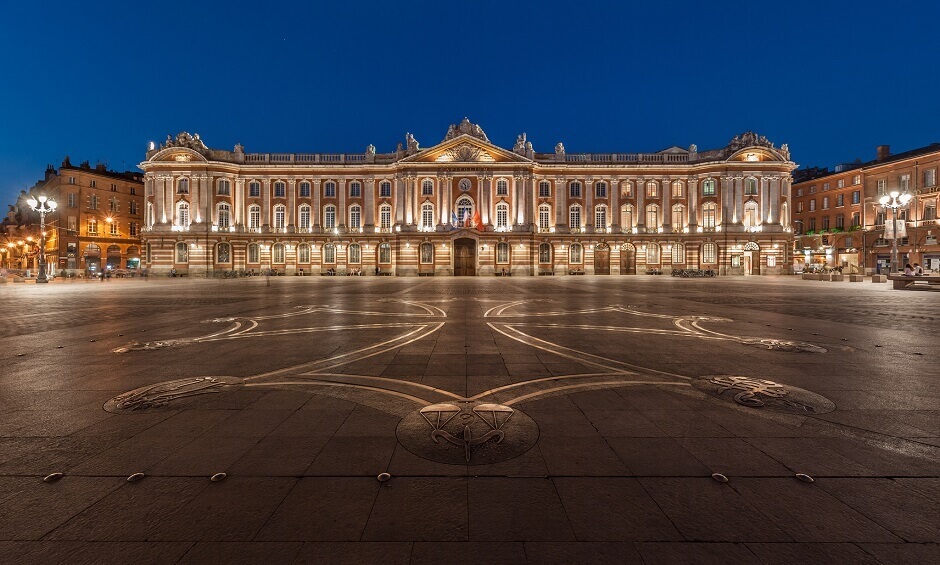 Vue de la façade illuminée du Capitole à Toulouse.