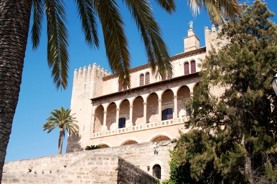 Vue d'un palais de style arabe à Majorque.