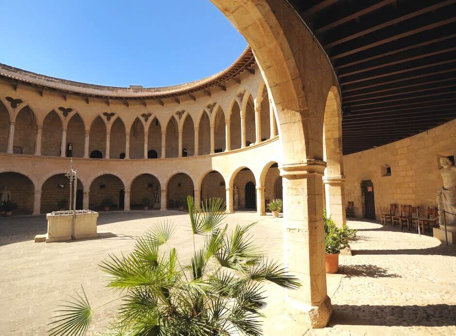 Vue de la cour intérieure d'un château à Majorque.